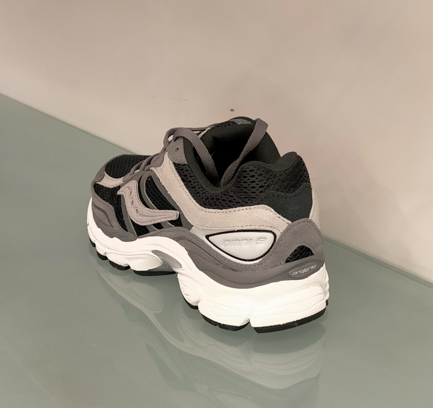 Sneakers SAUCONY in camoscio grigio chiaro/scuro, rete nera